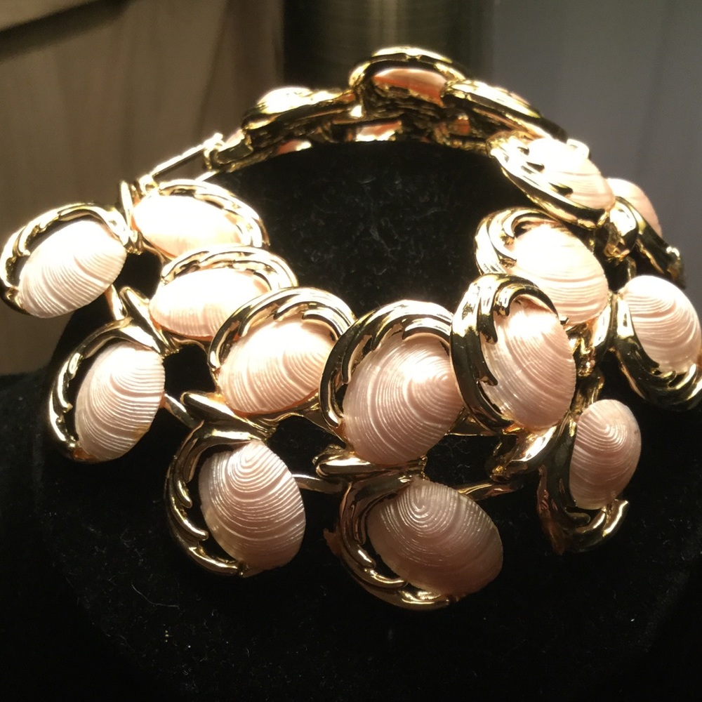 Pink Small Shell Gold Tone Bracelet No Brand